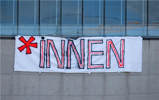 Gendern verboten: Scharfe Kritik gab es daran unter anderem von den Grünen, politischen Hochschulgruppen, Gewerkschaften, queeren Verbänden und auch der Bundesschülerkonferenz.