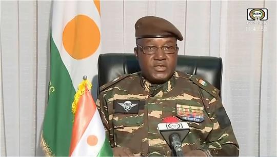 General Abdourahmane Tchiani spricht zur nigrischen Bevölkerung. Er erklärte sich zum Präsidenten des Nationalen Rats.