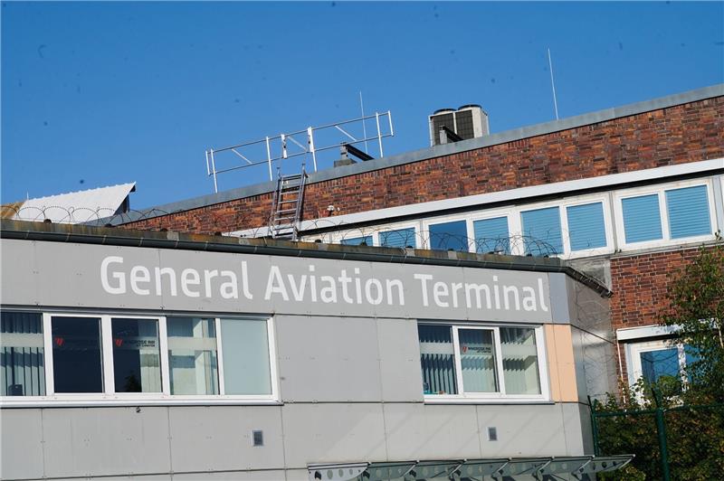 BER: Klimaaktivisten besprühen Flugzeug mit Farbe General Aviation Terminal steht in großen Lettern auf dem General Aviation Center am Flughafen Berlin Brandenburg BER.