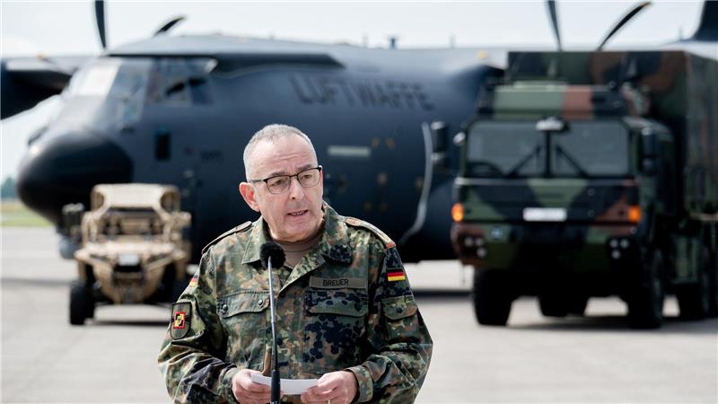 Pistorius plant Milliarden-Investitionen in Drohnenabwehr General Carsten Breuer sagte, Soldatinnen und Soldaten übten jeden Tag den Umgang mit Drohnen.