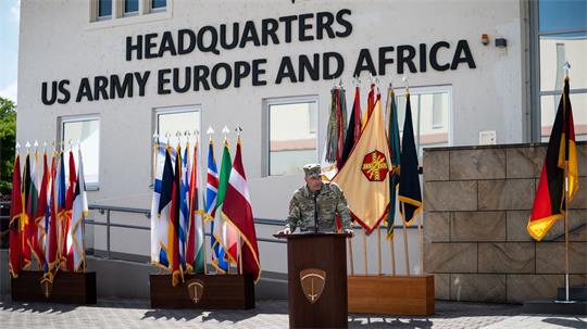 General Christopher Donahues Abschied am US-Militärstandort Wiesbaden geht feierlich im Freien über die Bühne.