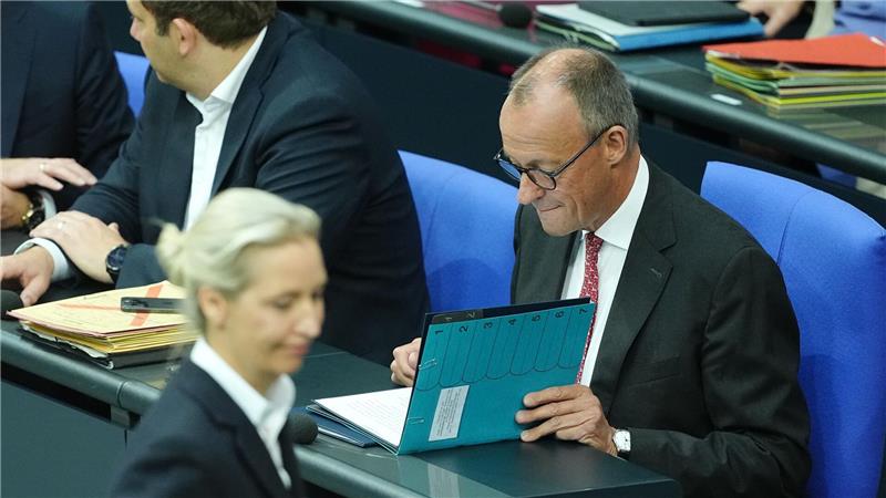 Generaldebatte zum Haushalt 2025 im Bundestag - Weidel und Kanzler Merz