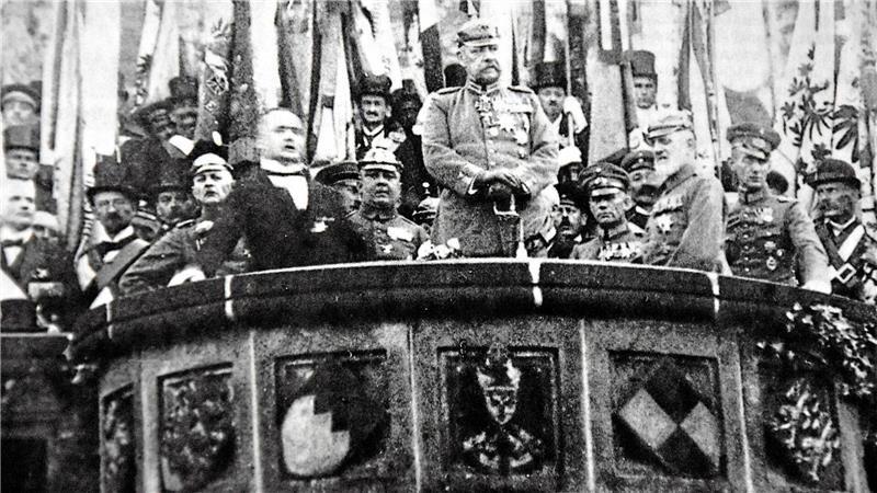 Paul von Hindenburg als konsequenter Totengräber der Republik Generalfeldmarschall Paul von Hindenburg (Mitte) spricht am 9. August 1923 vor der Kaiserpfalz – zwei Jahre später wird er Reichspräsident.