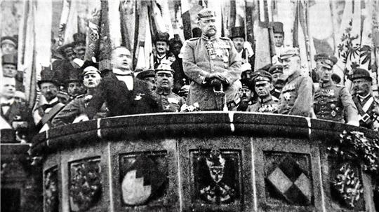 Generalfeldmarschall Paul von Hindenburg (Mitte) spricht am 9. August 1923 vor der Kaiserpfalz – zwei Jahre später wird er Reichspräsident.