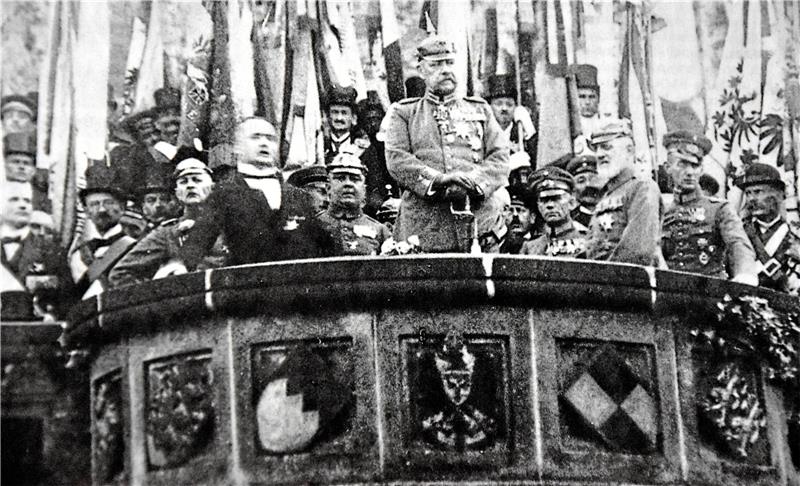 Goslar diskutiert über Straßen mit Nazi-Bezug Generalfeldmarschall Paul von Hindenburg (Mitte) spricht am 9. August 1923 vor der Kaiserpfalz – zwei Jahre später wird er Reichspräsident. Archivfoto: Geyer