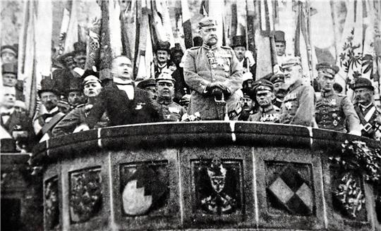 Generalfeldmarschall Paul von Hindenburg (Mitte) spricht am 9. August 1923 vor der Kaiserpfalz – zwei Jahre später wird er Reichspräsident. Archivfoto: Geyer
