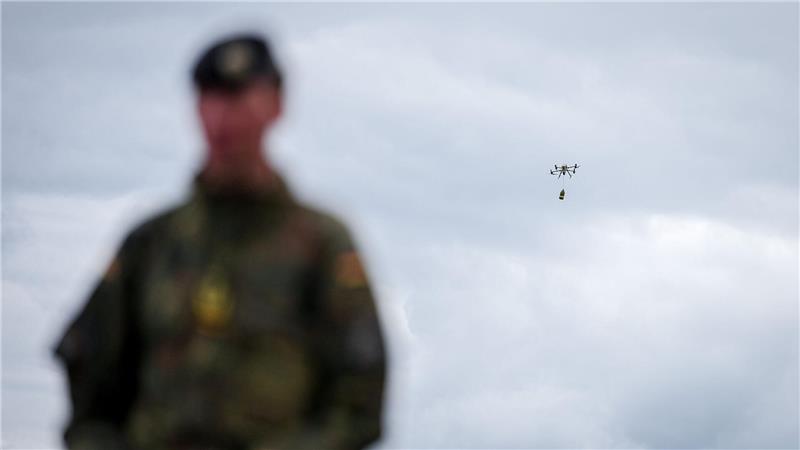 Deutsches Heer will schnell mehr Drohnen einsetzen Generalleutnant Christian Freuding vor Drohne am Himmel