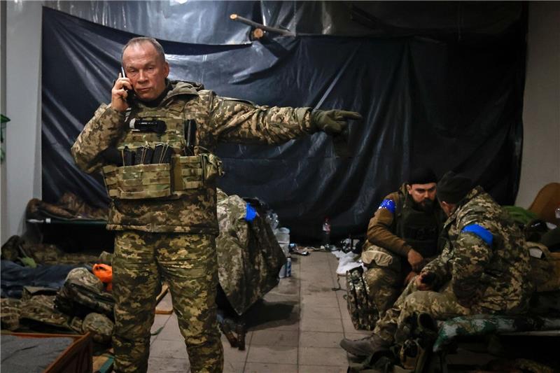Generaloberst Oleksandr Syrskyi, Befehlshaber der Armee der Ukraine, gibt Anweisungen in einem Unterstand in Soledar in der Donesk-Region. Dort finden gerade heftige Kämpfe mit den russsischen Truppen statt.