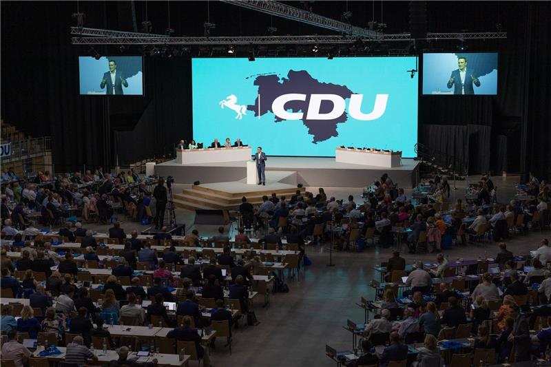 Generalsekretär Sebastian Lechner spricht beim Landesparteitag der CDU Niedersachsen auf dem Podium.