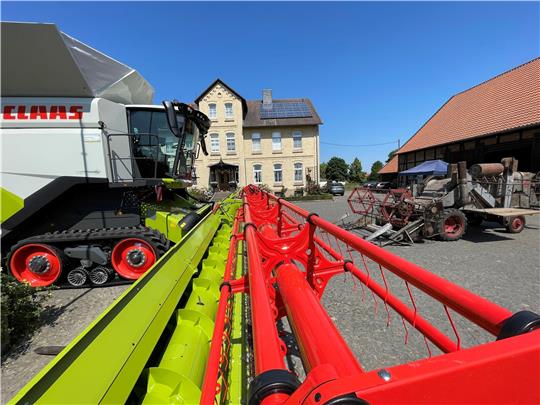 Generationen treffen aufeinander: Ein moderner Claas-Koloss mit Raupenantrieb steht seinem Mähdrescher-Vorgänger aus den 1960er Jahren gegenüber. Foto: Gereke