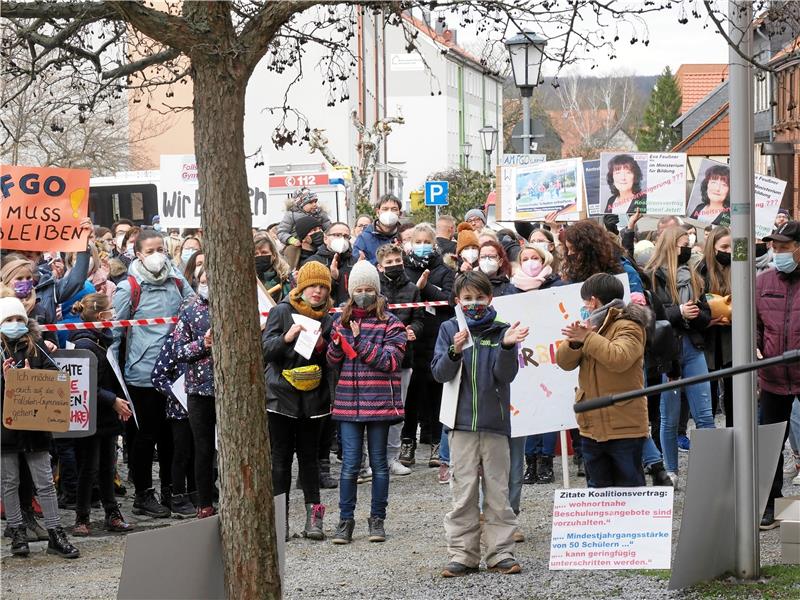 Generationenübergreifender Protest: Eltern und Schüler setzen sich für ihre Schule in Osterwieck ein.  Fotos: Heinicke