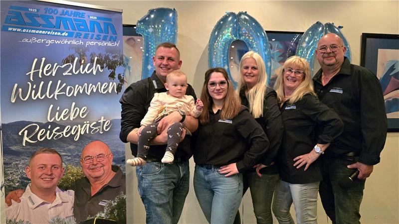 Die Familie Aßmann stellt sich für ein Foto auf. 