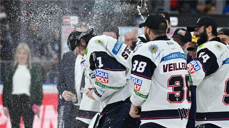Titel, Tränen, Zukunftsfragen: Eisbären Berlin vor Umbruch Genoss die Sekt- und Bierdusche: Jonas Stettmer.