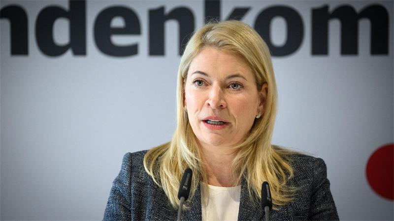 Wie die Bahn das neue Alkoholverbot umsetzen will „Genug ist genug“, sagt Bahnchefin Evelyn Palla. (Archivbild)