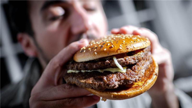 Können Vegetarier bald in einen echten Burger beißen? Genuss ohne Tierleid: Für Vegetarier könnte Laborfleisch zu einer echten Alternative werden. (Archivbild)