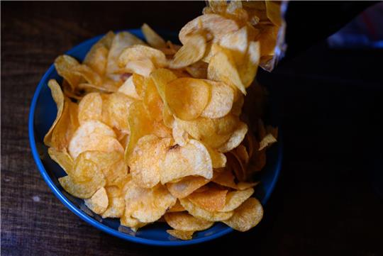 Geöffnete Chipstüten schaffen es selten mit Rest in den nächsten Tag.