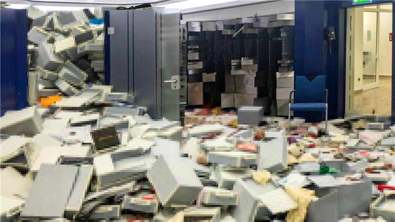 Das Foto zeigt ein Chaos an Schließfachboxen und Gegenständen im Tresorraum einer Sparkasse in Gelsenkirchen nach einem spektakulären Einbruch.