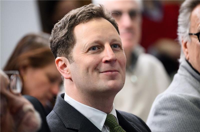 Georg Friedrich Prinz von Preußen hat angekündigt, seine Klagen um Millionen-Entschädigungen für enteignete Schlösser und Villen sowie die Rückgabe von Kunstwerken und Inventar zurückzuziehen.