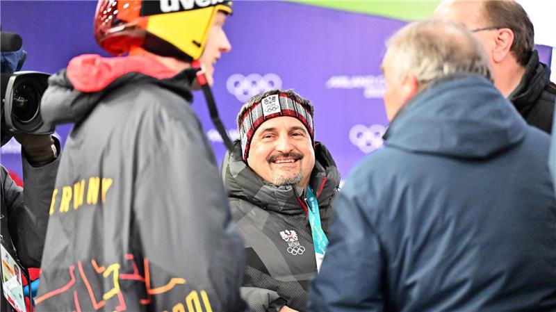 Georg Hackl (m) kann nach seinem Sturz mit einer ausgekugelten Schulter wieder lachen. 