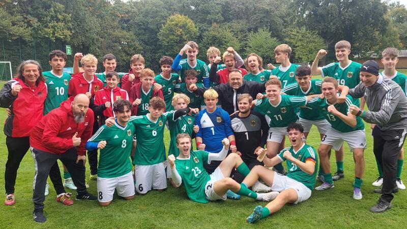 Die Nationalmannschaft stellt sich zum Gruppenfoto. Links steht Bundestrainer Georg Schnieders.