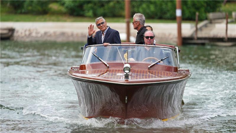 George Clooney trotz Krankheit auf dem roten Teppich George Clooney am Mittwoch bei der Ankunft im Wassertaxi.