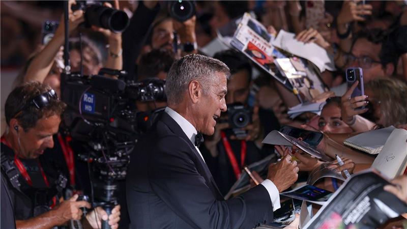 Über diese Stars spricht Venedig beim Filmfestival George Clooney gab schon vergangenes Jahr Autogramme in Venedig - nun kommt er zurück (Archivbild).