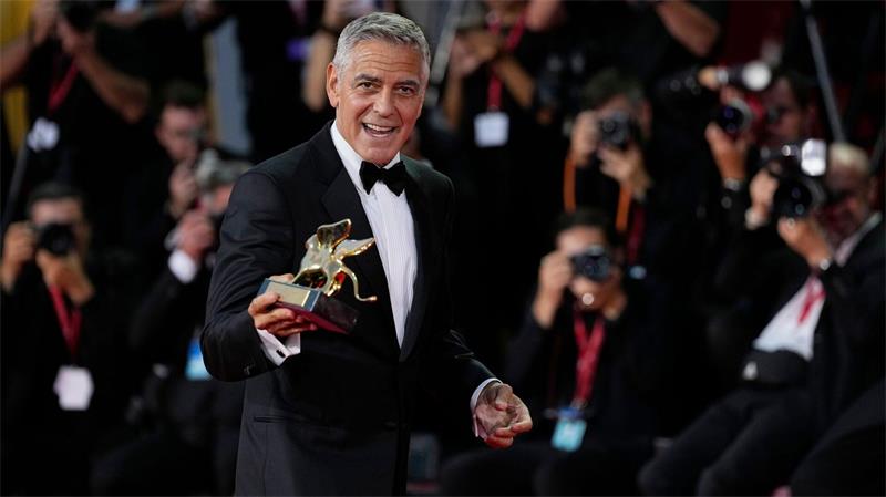 George Clooney posiert bei der 83. Ausgabe der Filmfestspiele von Venedig mit dem Goldenen Löwen für sein Lebenswerk vor den Fotografen.