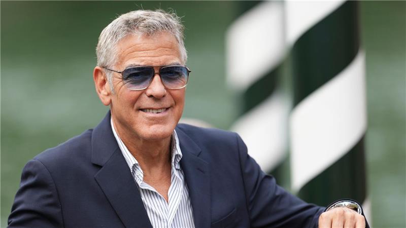 George Clooney trotz Krankheit auf dem roten Teppich George Clooney spielt die Hauptrolle im Wettbewerbsfilm „Jay Kelly“.