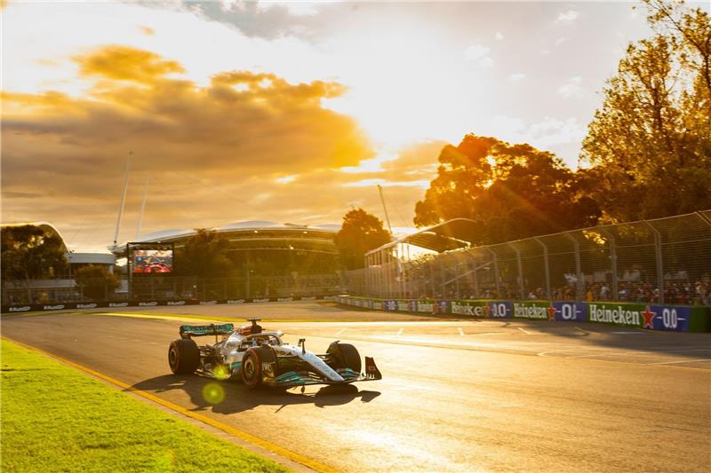 Das muss man zum Großen Preis von Australien wissen George Russell aus Großbritannien von Team Mercedes steuert sein Auto auf der Rennstrecke.