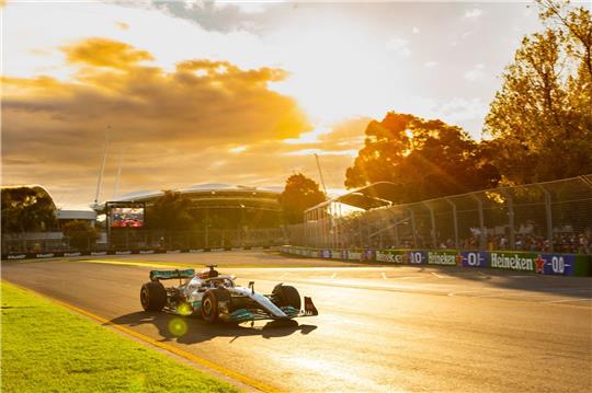 George Russell aus Großbritannien von Team Mercedes steuert sein Auto auf der Rennstrecke.