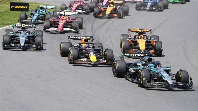 George Russell behauptet sich am Start vor Max Verstappen.