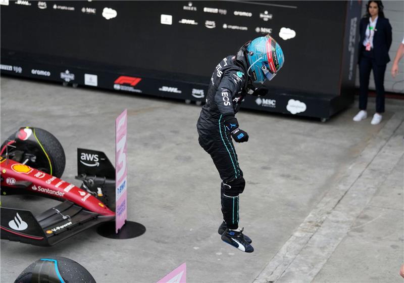 „Glückwunsch an George”: Russell feiert Premierensieg George Russell feierte in São Paulo seinen Premierensieg in der Formel 1.