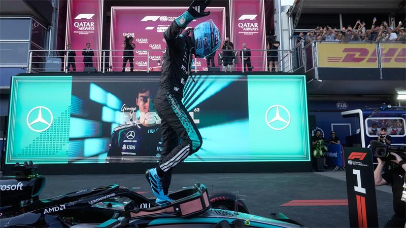 George Russell kann in Baku feiern.