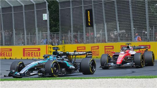 George Russell (l) und Charles Leclerc duellieren sich hart.
