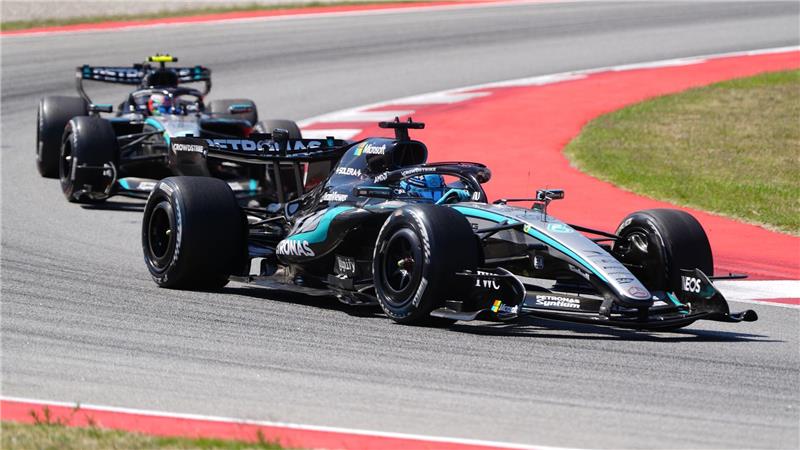 „Gibt nichts Besseres“: Erster Ferrari-Triumph für Hamilton George Russell und Kimi Antonelli lieferten sich ein enges Duell.