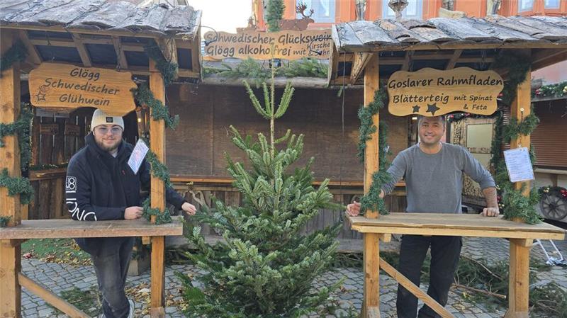 Georgius Gaidatzis (r.) und Sohnemann Lionel Gaidatzis sind bereit für den Weihnachtsmarkt.