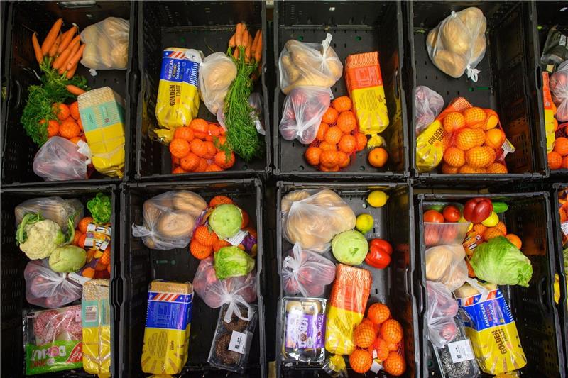 Mehr Senioren holen Lebensmittel von der Tafel Gepackte Kisten für Bedürftige.
