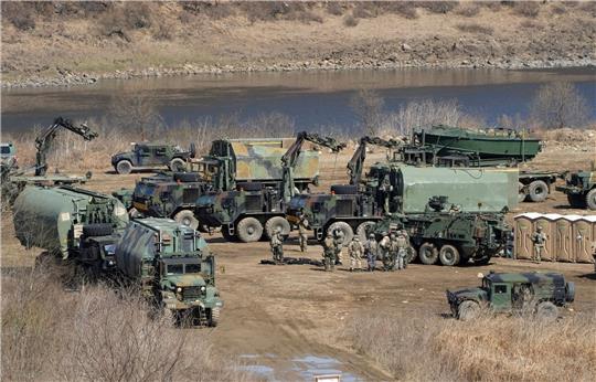 Gepanzerte Fahrzeuge der US-Armee stehen auf einem Übungsplatz im südkoreanischen Yeoncheon nahe der Grenze zu Nordkorea.