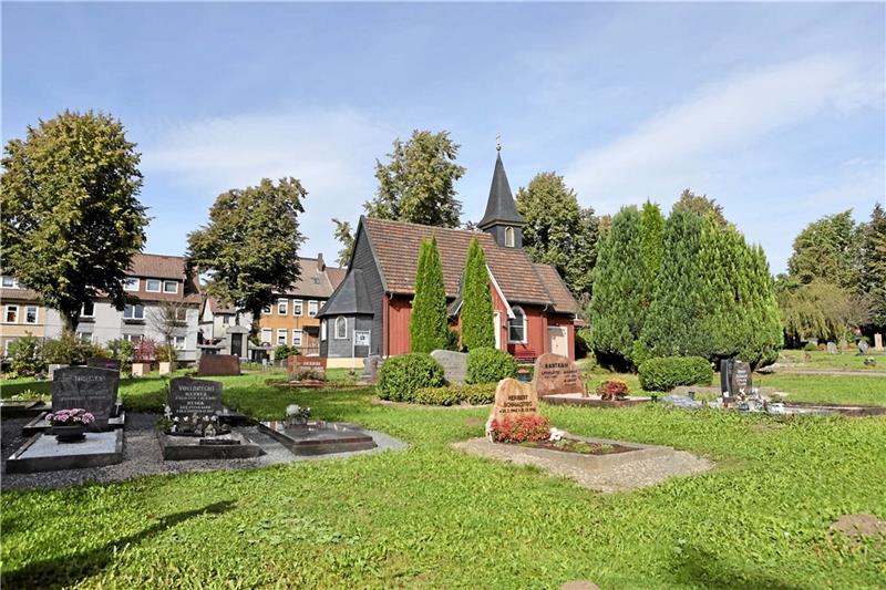 Gepflegte Grünflächen und Blumen prägen jetzt das Bild des Friedhofs in Zellerfeld. Foto: Neuendorf