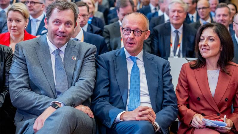 Regierung wirbt um Investoren: „Deutschland ist zurück“ Geplant sind auch Reformen der Sozialsysteme, um Sozialausgaben zu stabilisieren sowie Flexibilisierungen im Arbeitsmarkt.