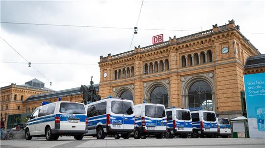 Geplant sind auch am Hauptbahnhof Hannover verstärkte Streifen und Kontrollen. (Symbolbild)