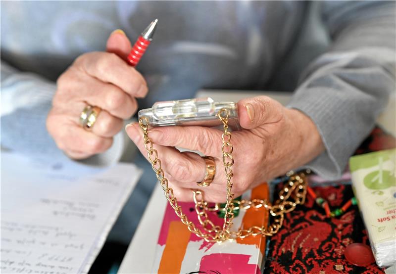 Gerade ältere Menschen sind für Betrüger vermeintlich leichte Opfer. Bei merkwürdigen Anrufen – beispielsweise von Angehörigen, die ganz schnell ganz viel Geld brauchen – sollte jeder aufpassen. Symbolfoto: Jens Kalaene/dpa