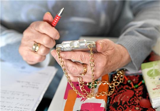 Gerade ältere Menschen sind für Betrüger vermeintlich leichte Opfer. Bei merkwürdigen Anrufen – beispielsweise von Angehörigen, die ganz schnell ganz viel Geld brauchen – sollte jeder aufpassen. Symbolfoto: Jens Kalaene/dpa