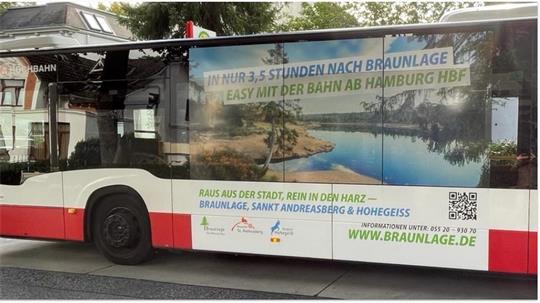 Das Foto zeigt einen Bus mit einem Werbeplakat.