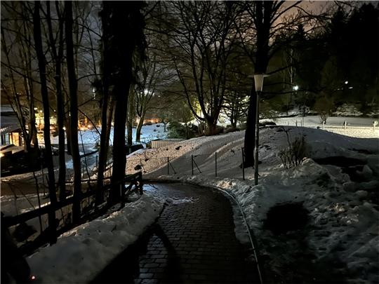 Gerade auf der Kurpromenade in Braunlage kommt es immer wieder zu Ausfällen bei der Beleuchtung der Straßenlaternen, was insbesondere bei glattem Untergrund für Probleme sorgt. Foto: Eggers
