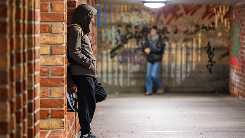 Sicher nach Hause: Welche Angebote nachts helfen können Gerade auf verlassenen und schlecht beleuchteten Wegen können Frauen ein mulmiges Gefühl bekommen. (Symbolfoto)