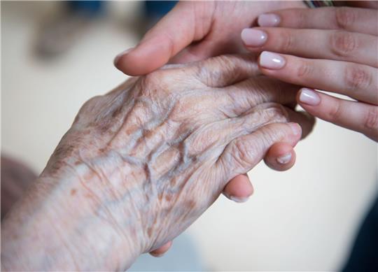 Gerade für Pflegebedürftige fehlen angepasste psychiatrische und psychologische Hilfen, sagen Patientenschützer.