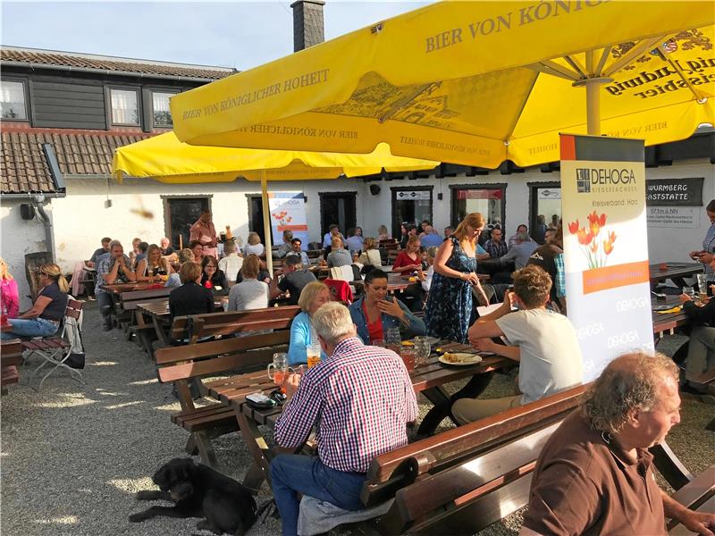 Gerade im Sommer ist die Terrasse der Gaststätte „Wurmberg-Alm“ gut besucht. Eigentümerin Karin Lauber übernimmt das beliebte Ausflugslokal am Montag in Eigenregie und kündigt kräftige Investitionen an. Foto: GZ-Archiv
