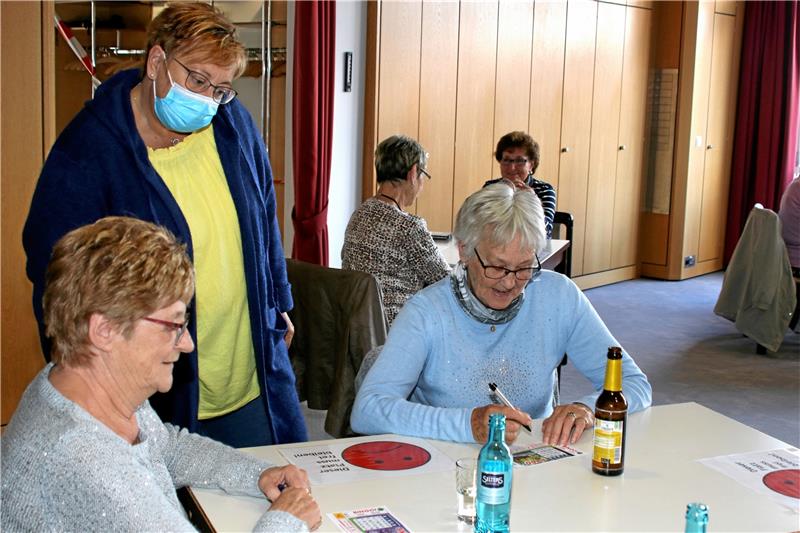 Gerade zu Corona-Zeiten ist die Begegnungsstätte am Zellbach eine wichtige Säule im Leben der Senioren. Vorsitzende Ute Taube (stehend) kommt mit den Besucherinnen beim Bingospielen ins Gespräch. Archivfoto: Knoke