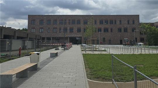 Gerader Weg zu auf ein imposantes Gebäude: Das neue Schulzentrum Goldene Aue ist an seine beiden Nutzerschulen übergeben. In den nächsten Wochen ziehen die Realschule und das CvD-Gymnasium um.